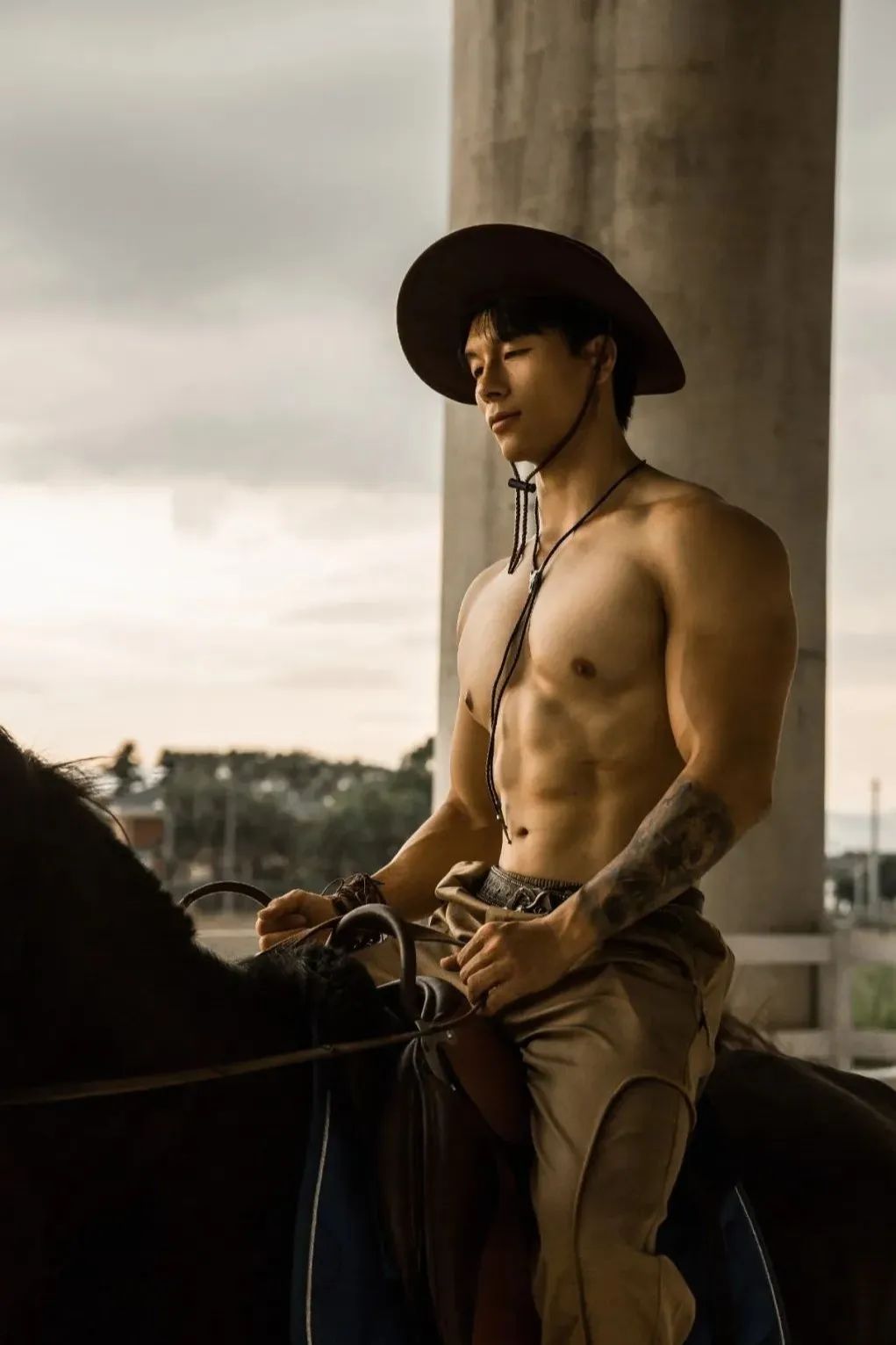 182cm 山东肌肉壮汉骑马牛仔大片 