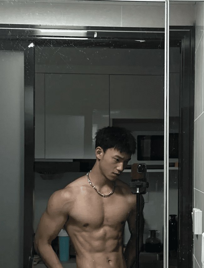  成都 00 后直男肌肉男神，日常身材太硬了！