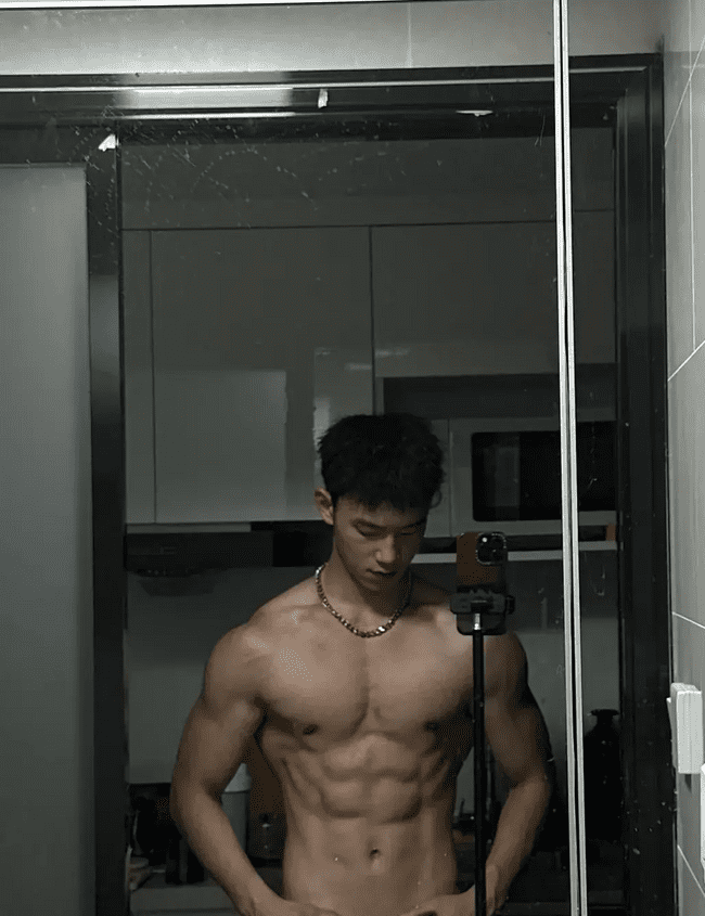  成都 00 后直男肌肉男神，日常身材太硬了！