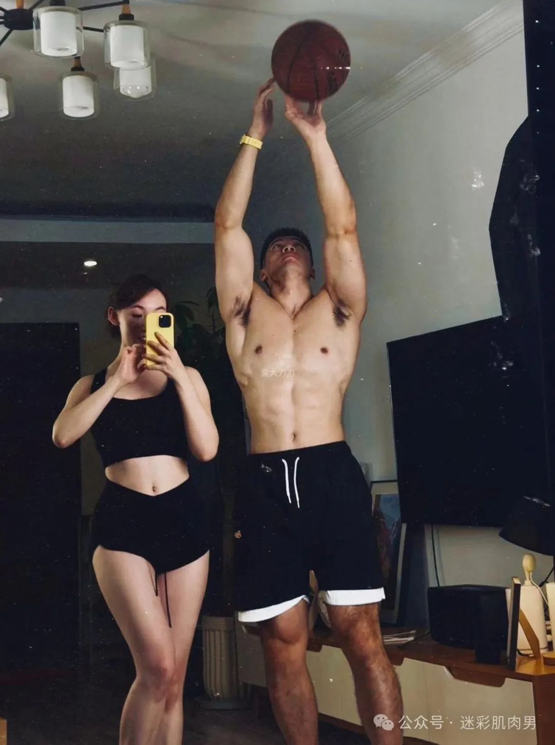  洗澡间自拍私照流出的翘臀男居然是他？不打码爆棚了！