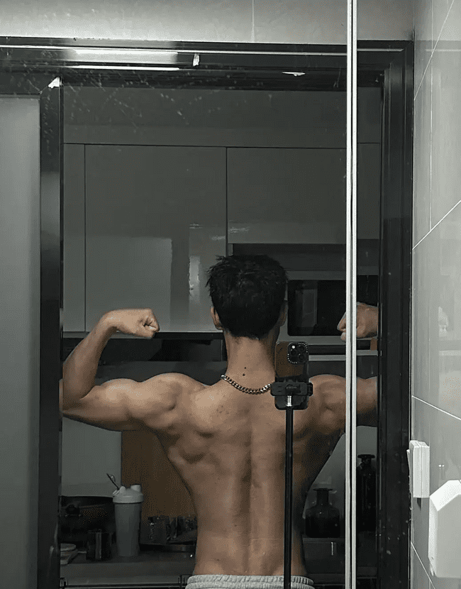  成都 00 后直男肌肉男神，日常身材太硬了！