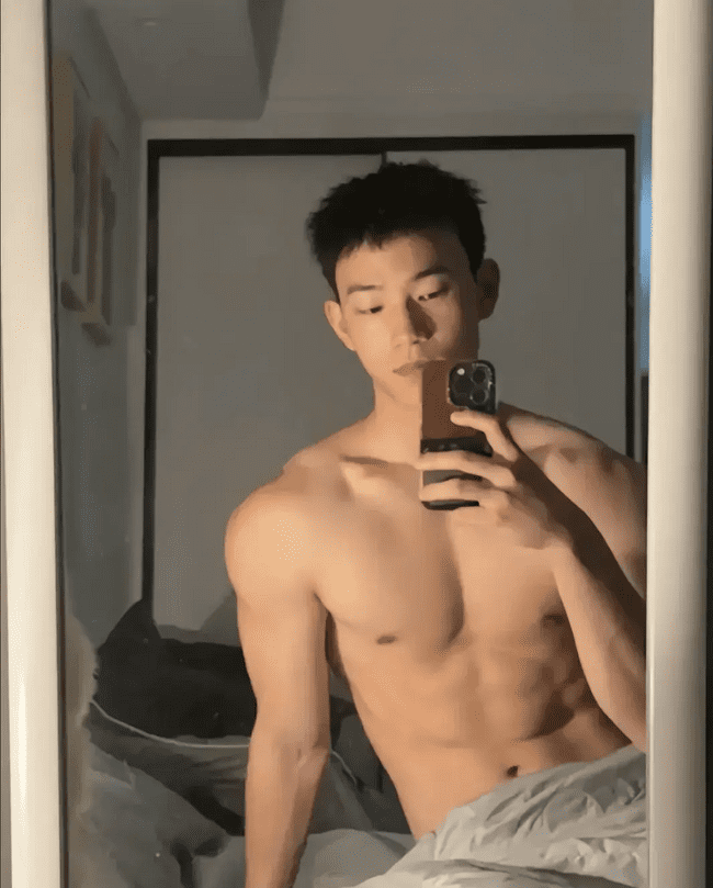  成都 00 后直男肌肉男神，日常身材太硬了！