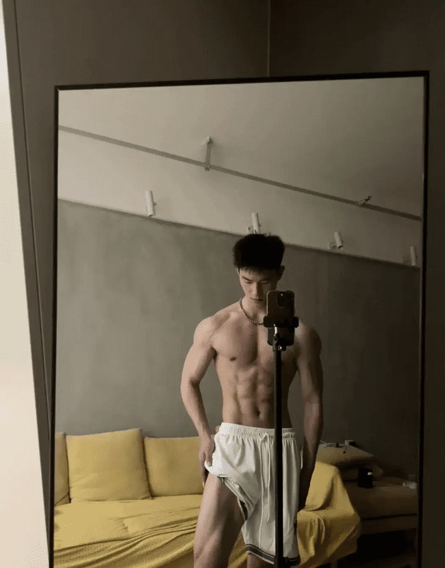  成都 00 后直男肌肉男神，日常身材太硬了！