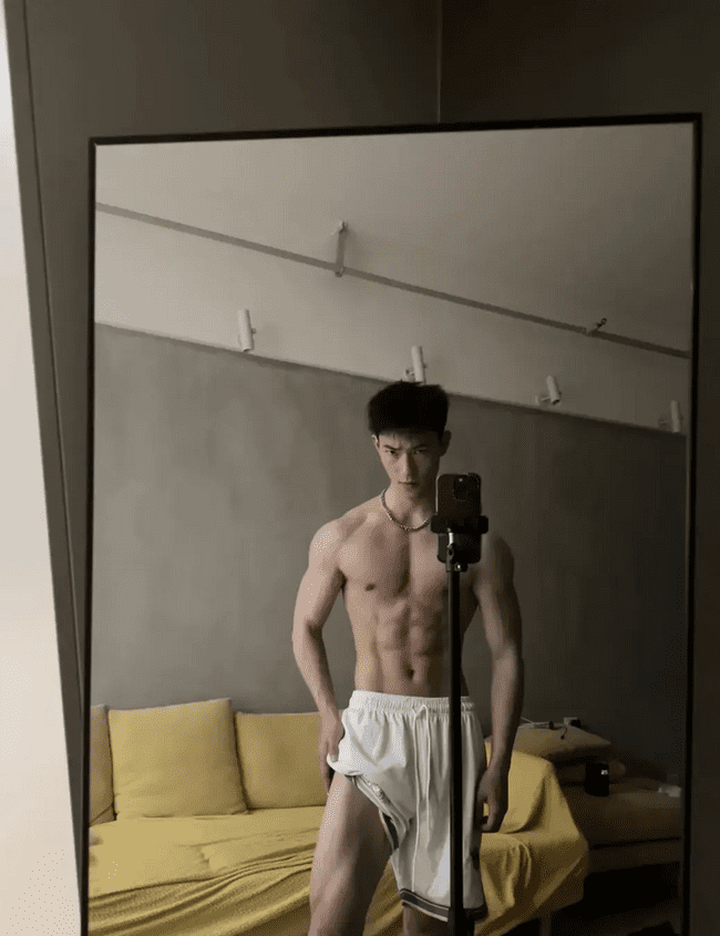  成都 00 后直男肌肉男神，日常身材太硬了！