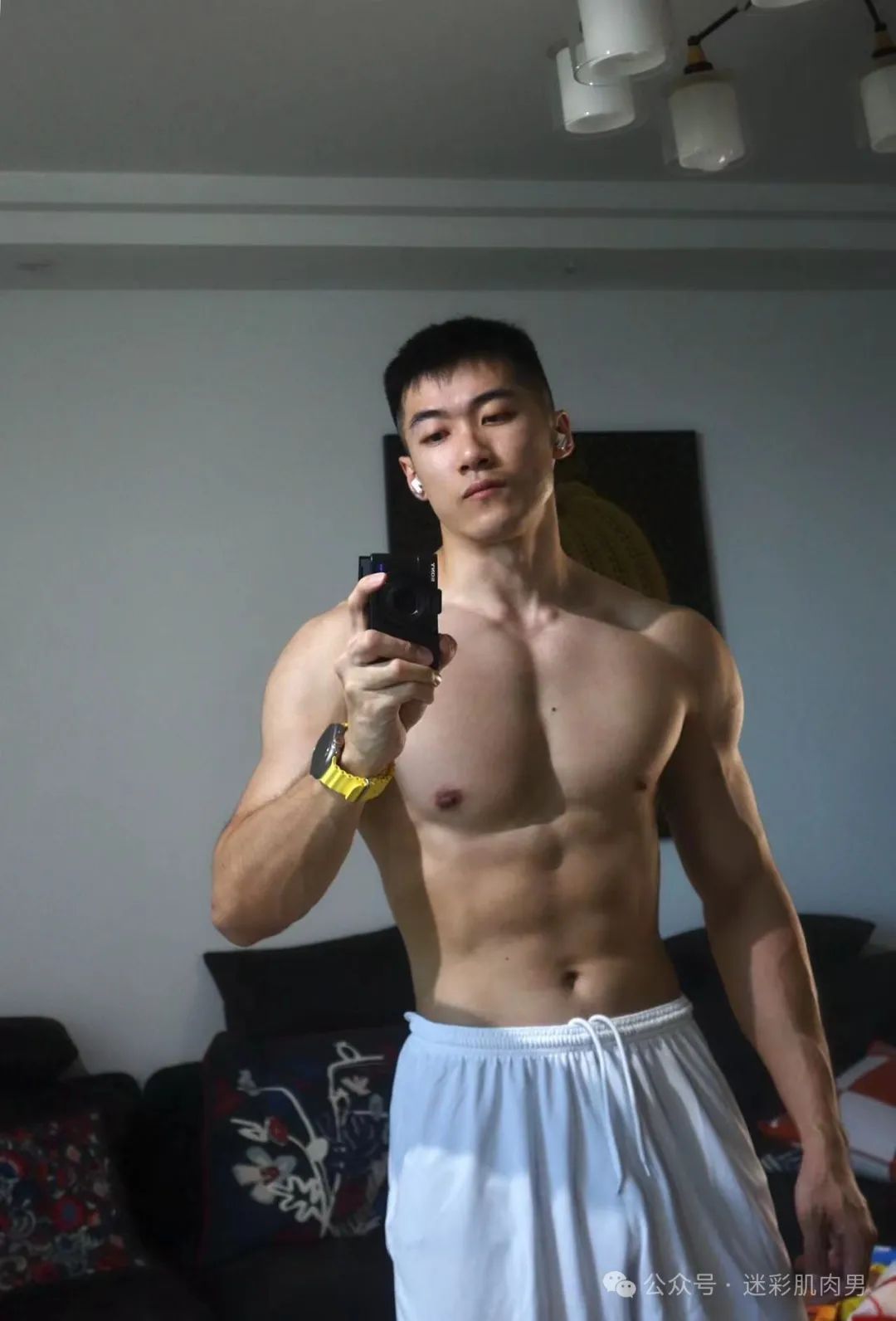  洗澡间自拍私照流出的翘臀男居然是他？不打码爆棚了！