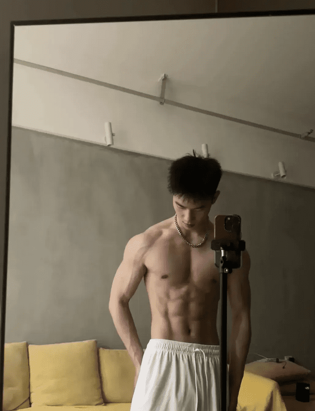  成都 00 后直男肌肉男神，日常身材太硬了！