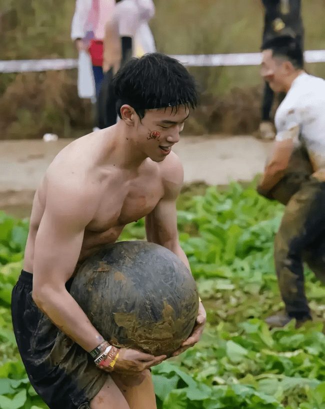  成都 00 后直男肌肉男神，日常身材太硬了！