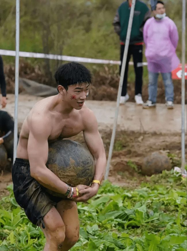  成都 00 后直男肌肉男神，日常身材太硬了！
