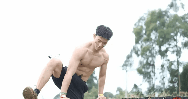  成都 00 后直男肌肉男神，日常身材太硬了！