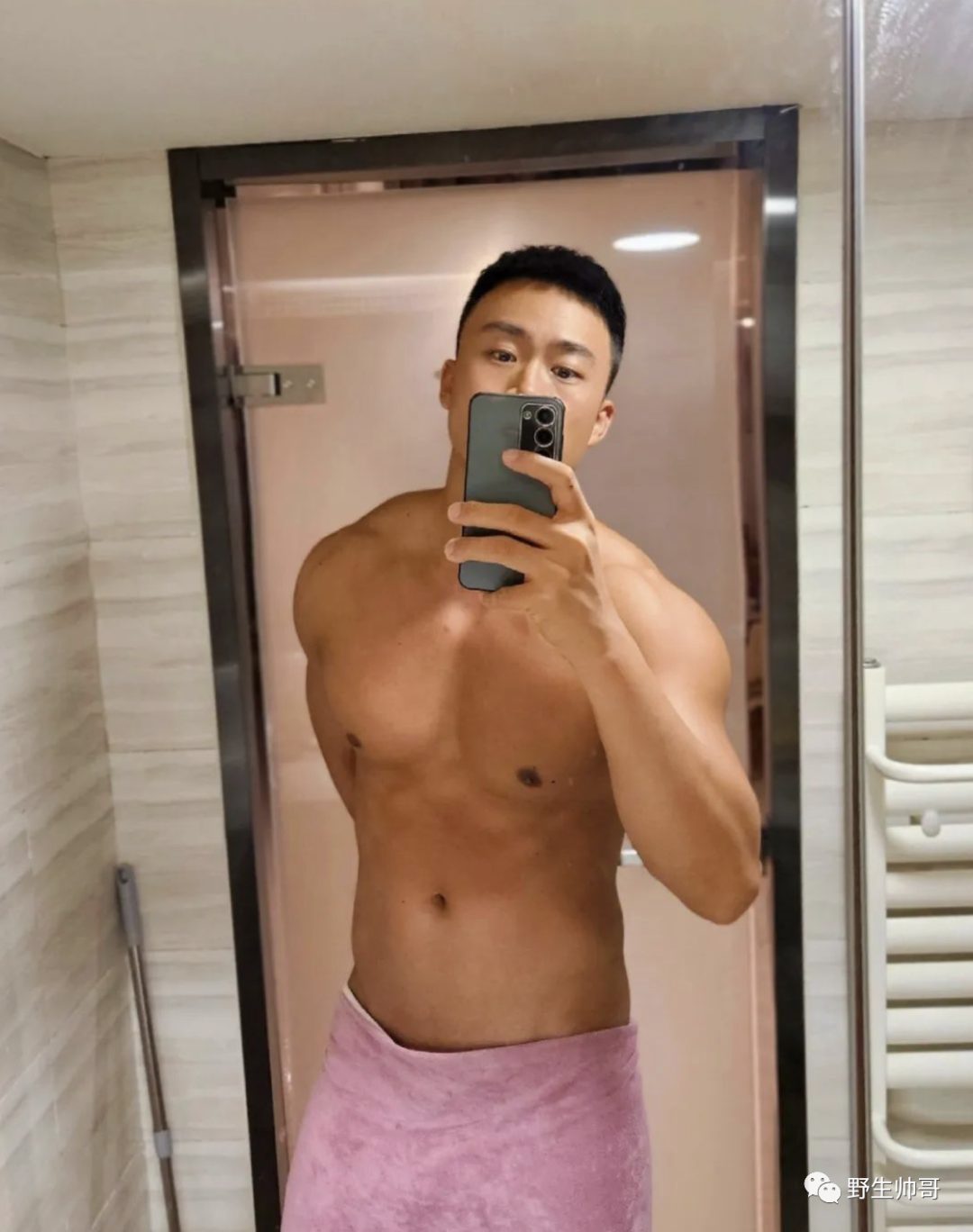 围一条浴巾的山东肌肉大胸男，大鼻子太会撩了！