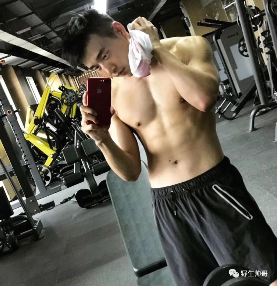 大汗淋漓的小哥自拍，想帮他搽汗了