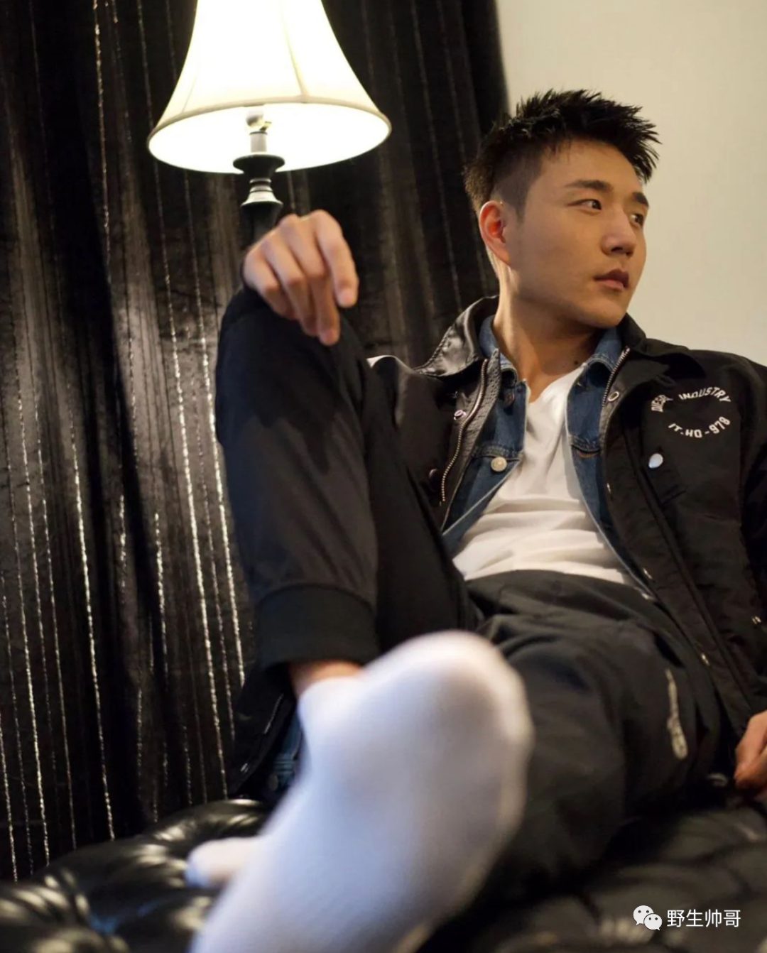 大汗淋漓的小哥自拍，想帮他搽汗了