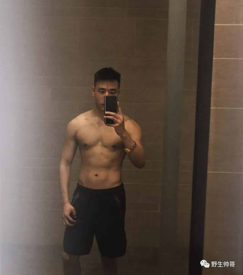 大汗淋漓的小哥自拍，想帮他搽汗了