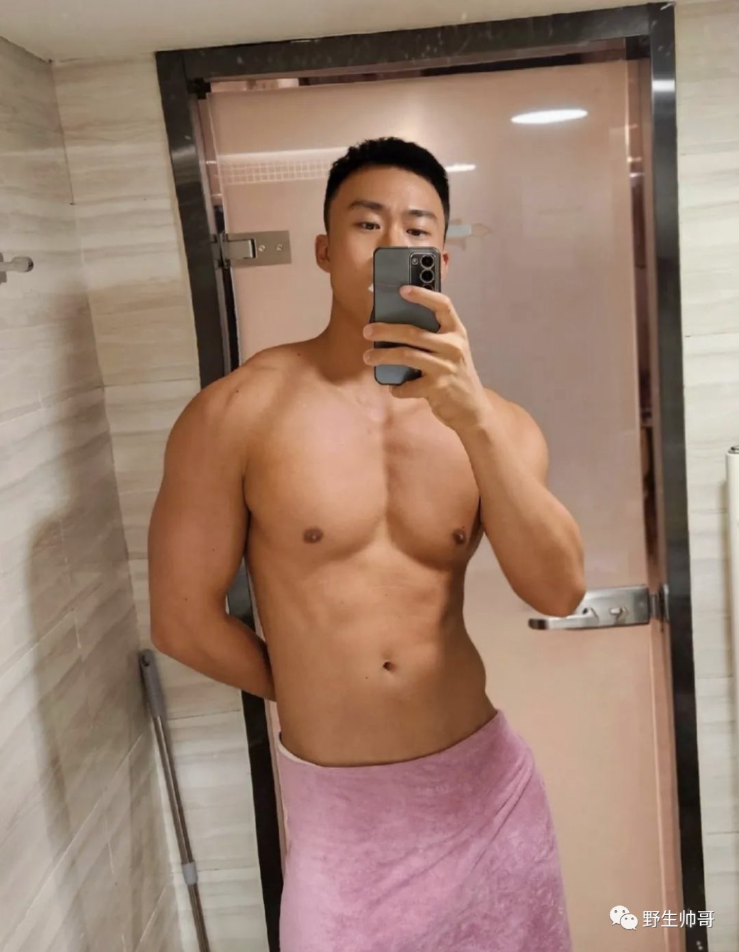 围一条浴巾的山东肌肉大胸男，大鼻子太会撩了！