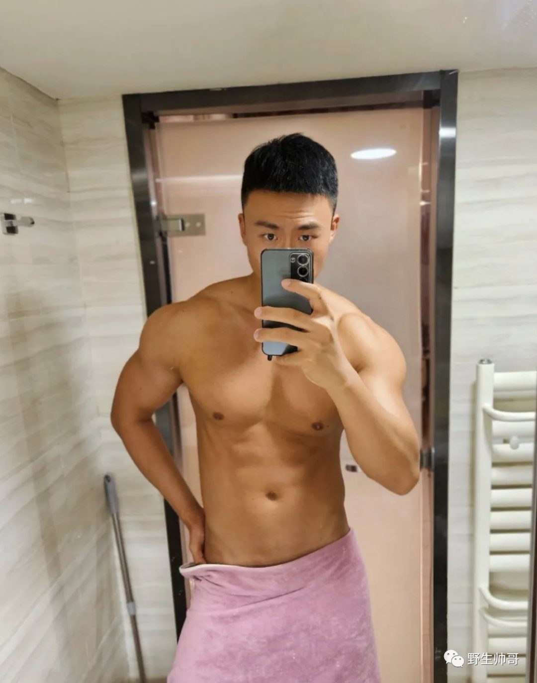 围一条浴巾的山东肌肉大胸男，大鼻子太会撩了！