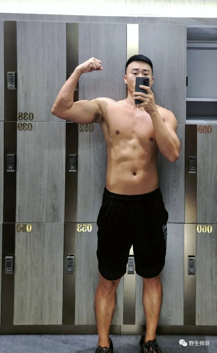 围一条浴巾的山东肌肉大胸男，大鼻子太会撩了！