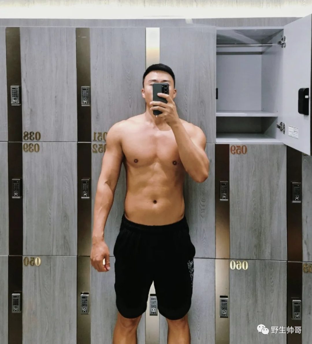 围一条浴巾的山东肌肉大胸男，大鼻子太会撩了！