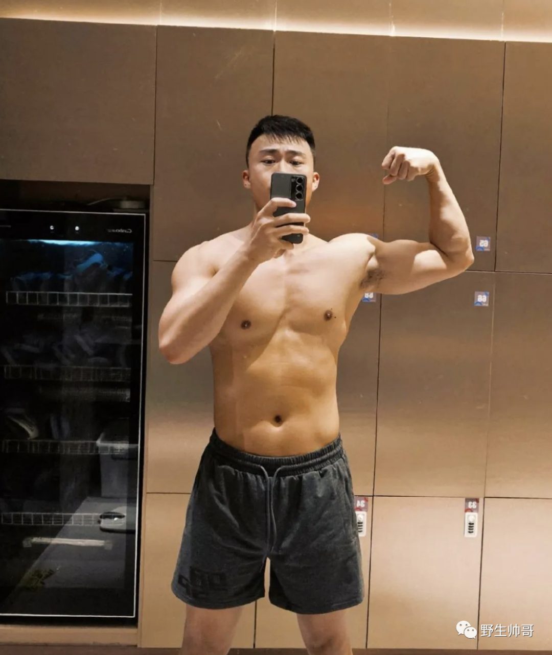 围一条浴巾的山东肌肉大胸男，大鼻子太会撩了！