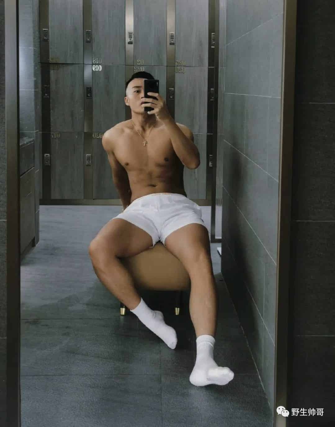 围一条浴巾的山东肌肉大胸男，大鼻子太会撩了！