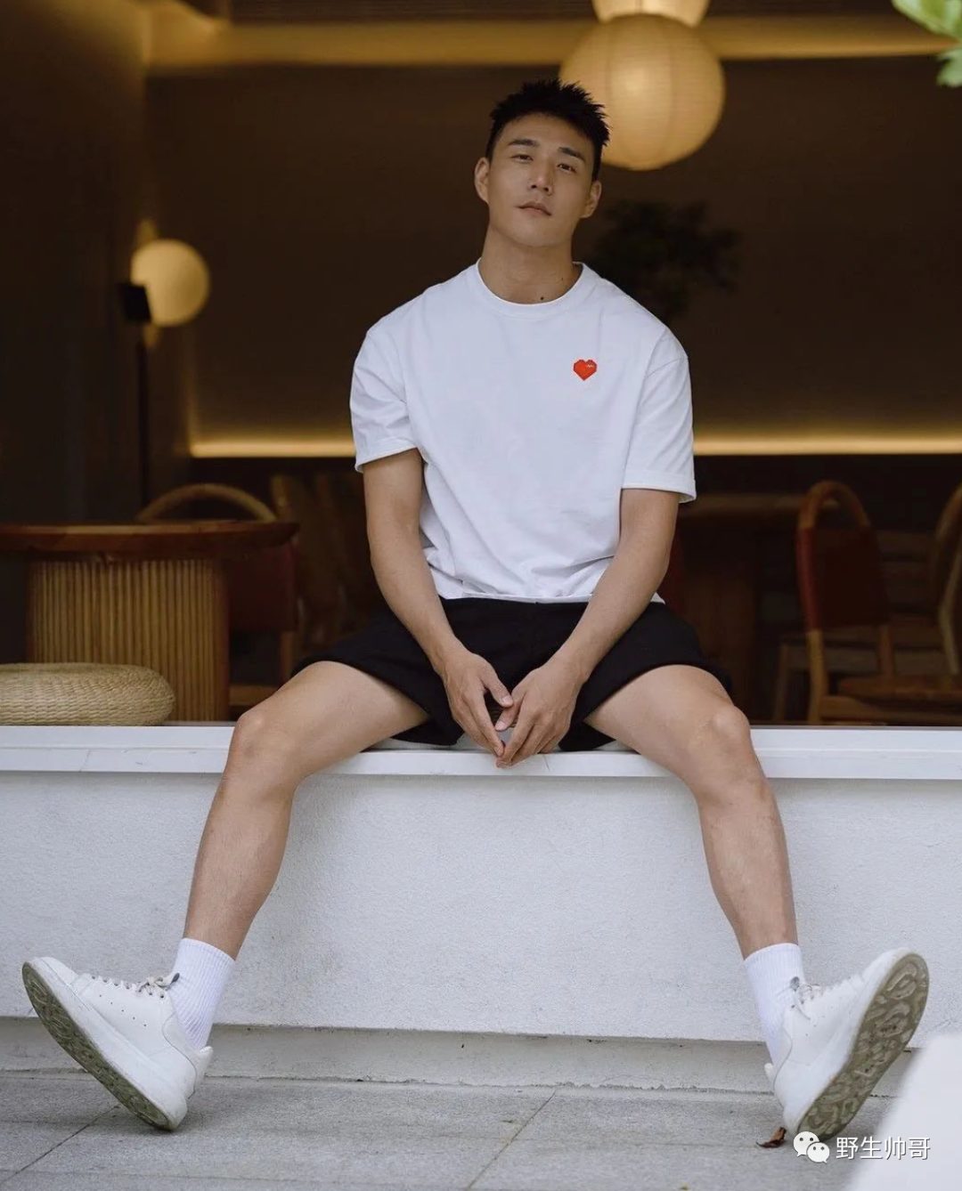 大汗淋漓的小哥自拍，想帮他搽汗了