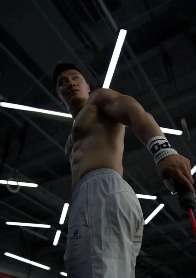  八块腹肌 188cm 的肌肉性感胸毛大哥哥，你能顶得住？