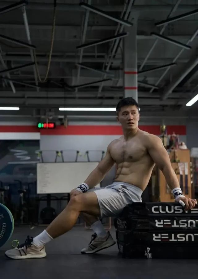  八块腹肌 188cm 的肌肉性感胸毛大哥哥，你能顶得住？