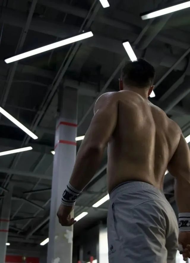  八块腹肌 188cm 的肌肉性感胸毛大哥哥，你能顶得住？