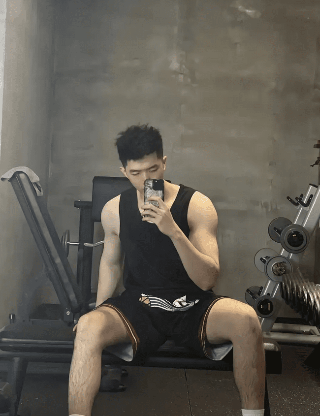 190cm 鲜肉体育生，肌肉线条等你来撩！