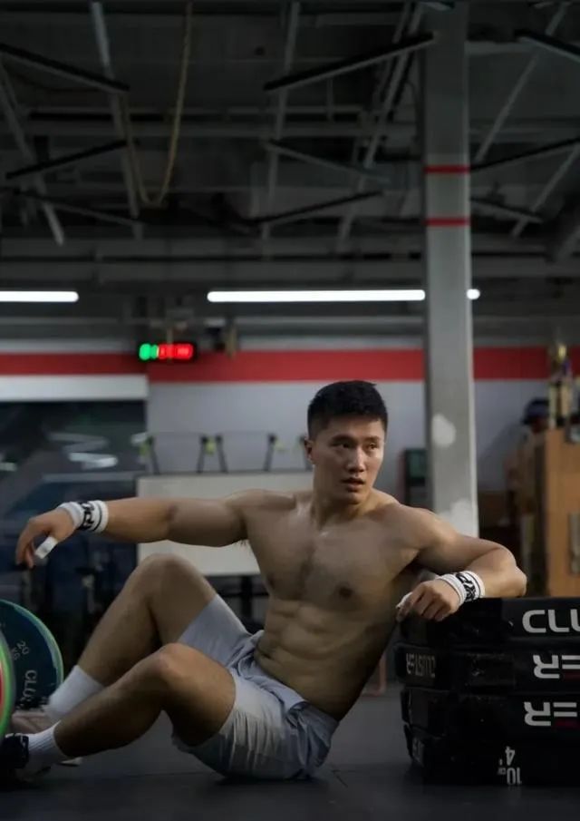  八块腹肌 188cm 的肌肉性感胸毛大哥哥，你能顶得住？