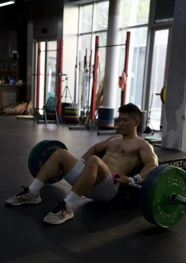  八块腹肌 188cm 的肌肉性感胸毛大哥哥，你能顶得住？