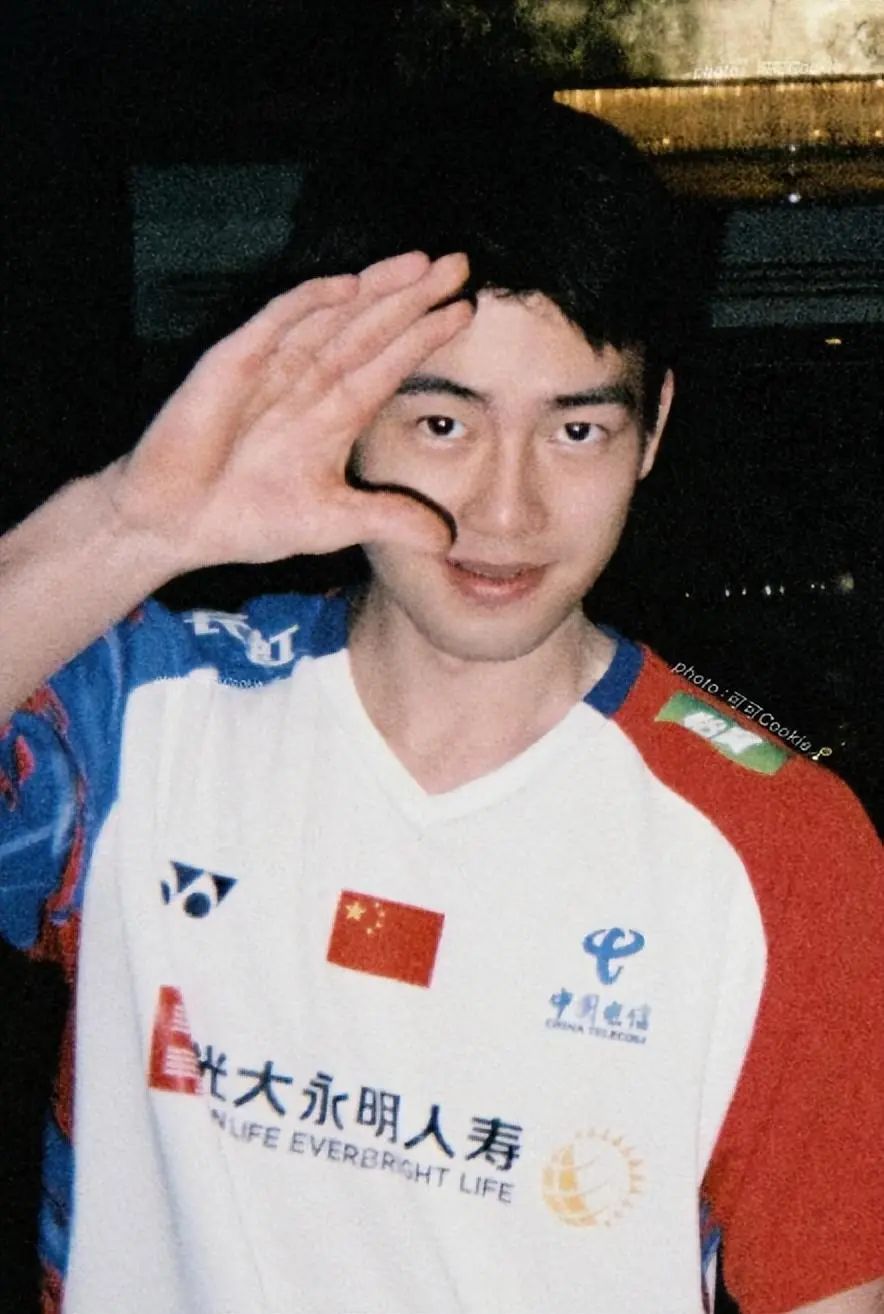  王昶露腹肌被上热搜，又白又嫩太绝了！