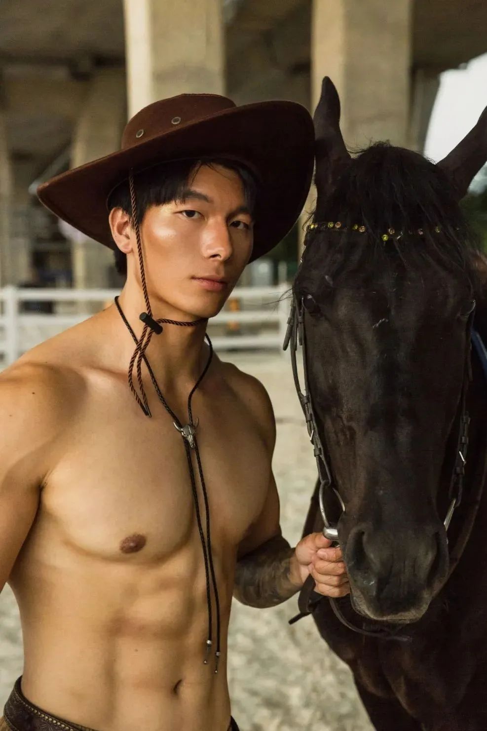 182cm 山东肌肉壮汉骑马牛仔大片 