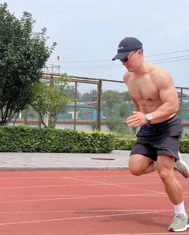  八块腹肌 188cm 的肌肉性感胸毛大哥哥，你能顶得住？