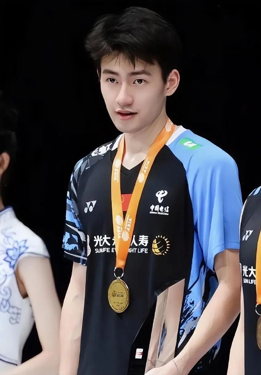  王昶露腹肌被上热搜，又白又嫩太绝了！