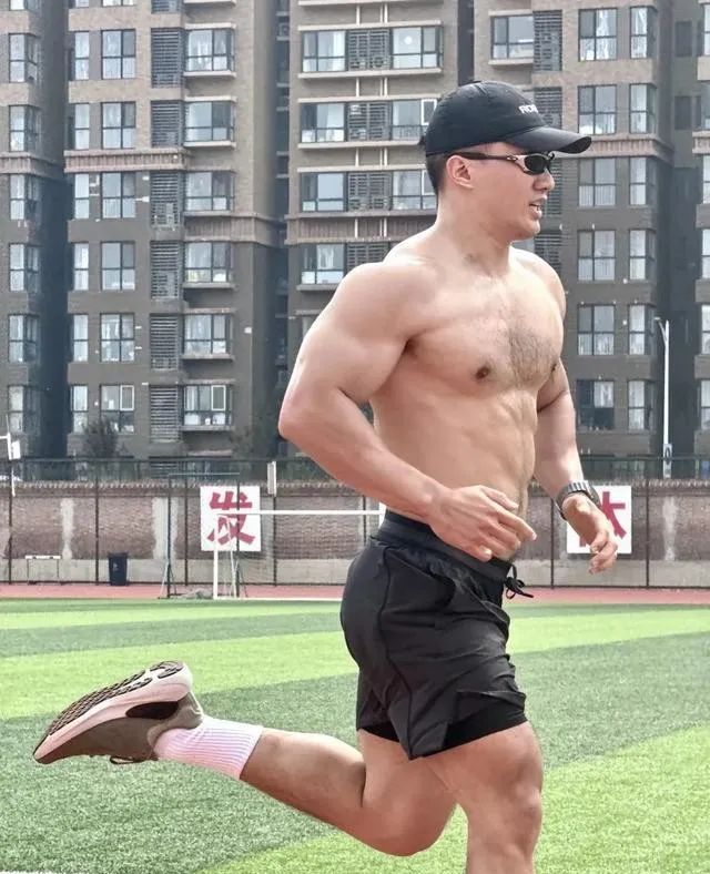  八块腹肌 188cm 的肌肉性感胸毛大哥哥，你能顶得住？