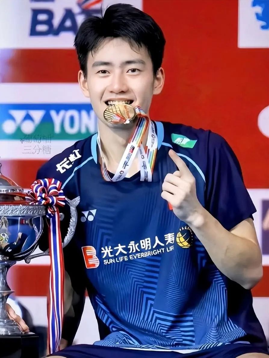  王昶露腹肌被上热搜，又白又嫩太绝了！