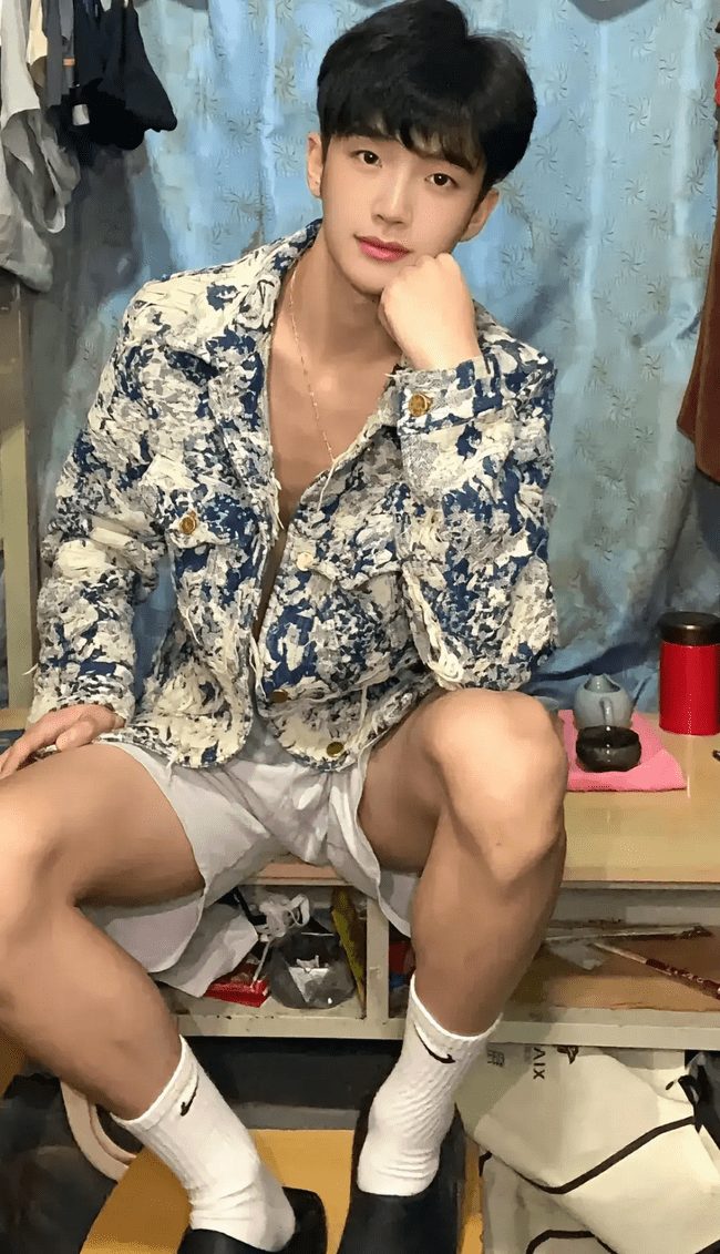  小鲜肉的白袜诱惑，藏不住的青春魅力！