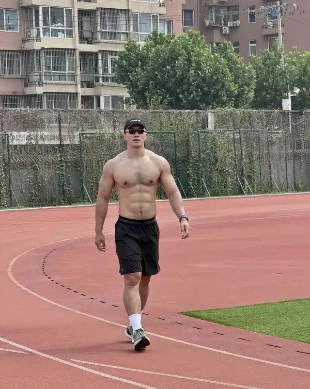  八块腹肌 188cm 的肌肉性感胸毛大哥哥，你能顶得住？