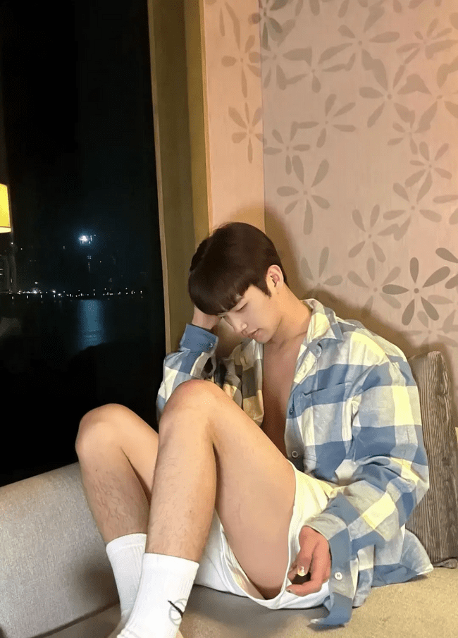  小鲜肉的白袜诱惑，藏不住的青春魅力！