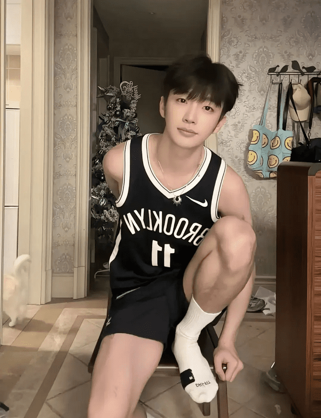  小鲜肉的白袜诱惑，藏不住的青春魅力！