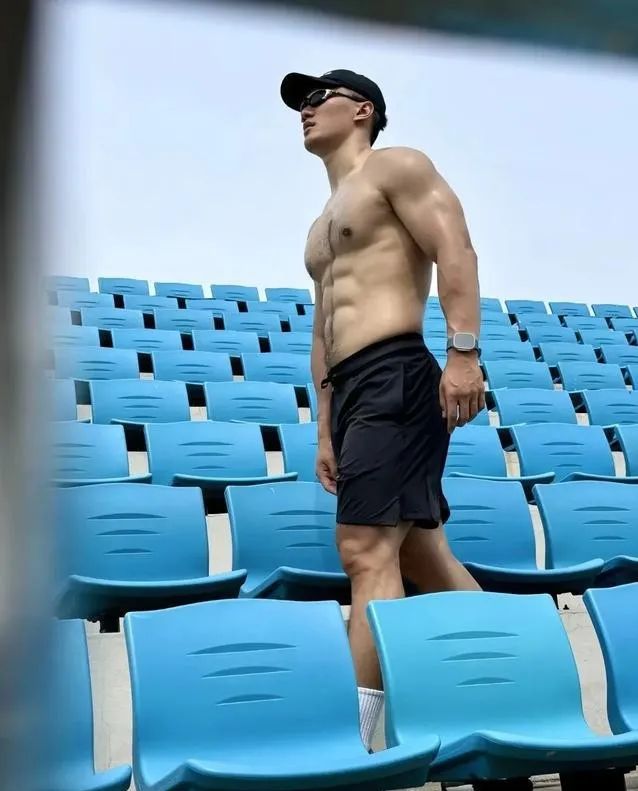  八块腹肌 188cm 的肌肉性感胸毛大哥哥，你能顶得住？