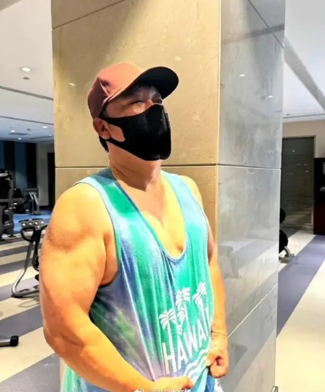 《狂飙》贾冰练肌肉做“腋下管理”，憨憨让人惊呆了 
