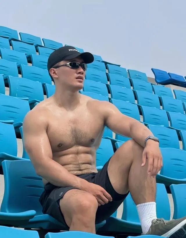  八块腹肌 188cm 的肌肉性感胸毛大哥哥，你能顶得住？
