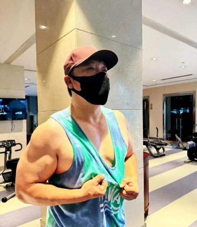 《狂飙》贾冰练肌肉做“腋下管理”，憨憨让人惊呆了 