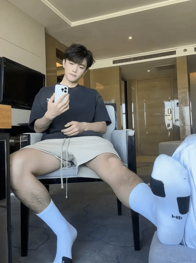  小鲜肉的白袜诱惑，藏不住的青春魅力！