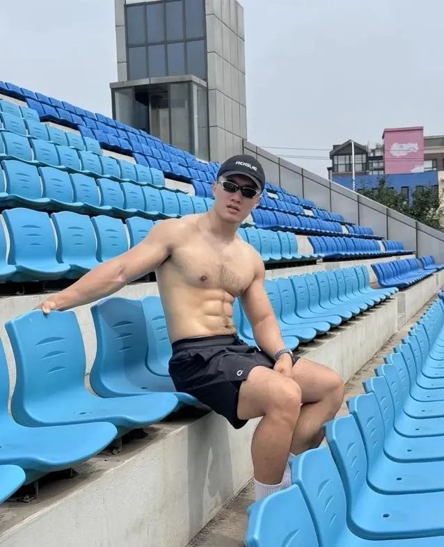  八块腹肌 188cm 的肌肉性感胸毛大哥哥，你能顶得住？