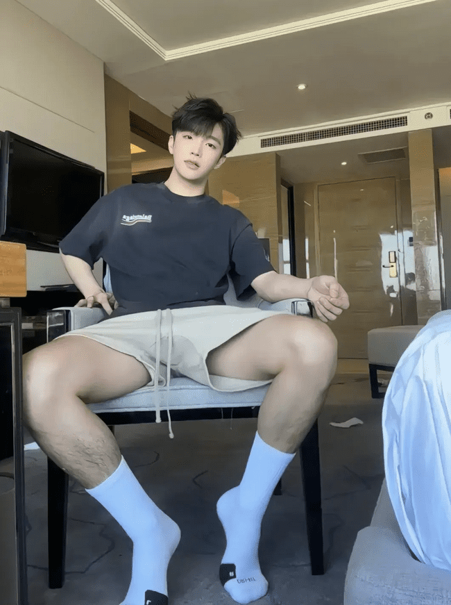  小鲜肉的白袜诱惑，藏不住的青春魅力！