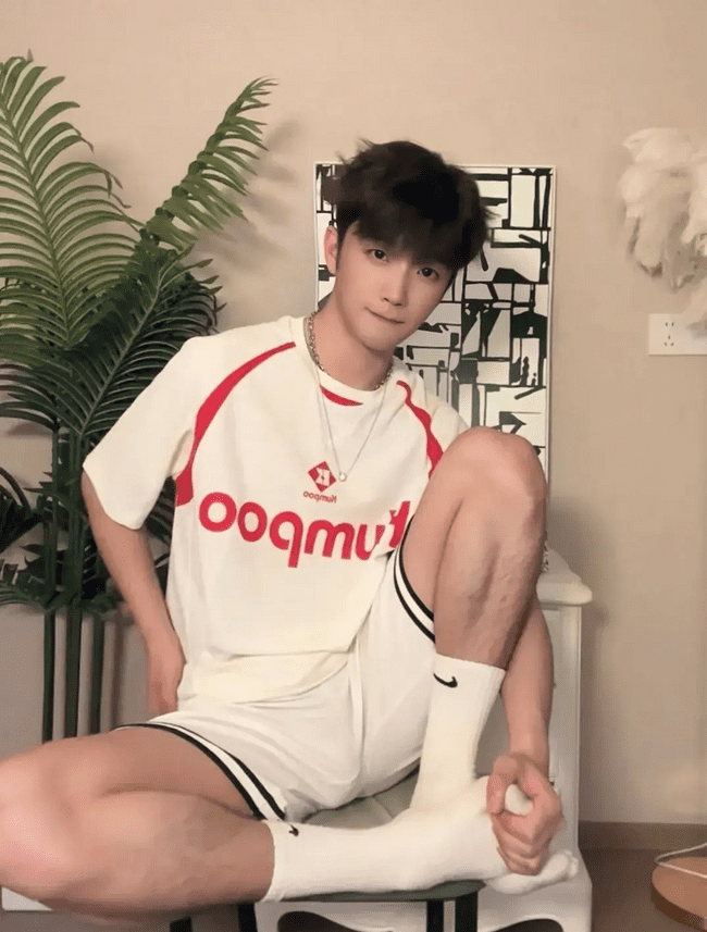 小鲜肉的白袜诱惑，藏不住的青春魅力！