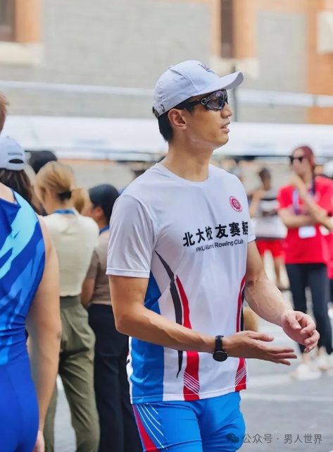 粗壮能力太强大！学长穿紧身裤