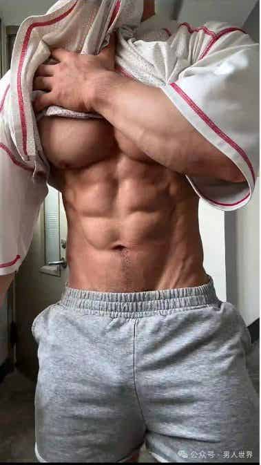 粗壮能力太强大！学长穿紧身裤